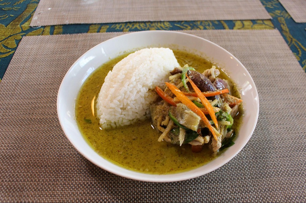 【みよし市】笑顔あふれるスタッフと100種類ものメニューが並ぶタイ料理店「ペっぽい」で、本場タイの味を堪能！