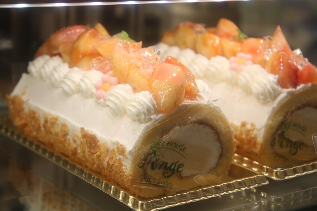 桃のロールケーキ