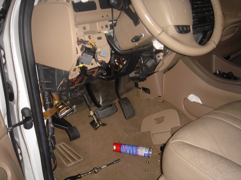 原因:雨漏れがあり、フロアに水がたまり
蒸発した際、ボディーコンピューター内に水分が入ってしまった為、ボディーコンピュータ内で
ショートした