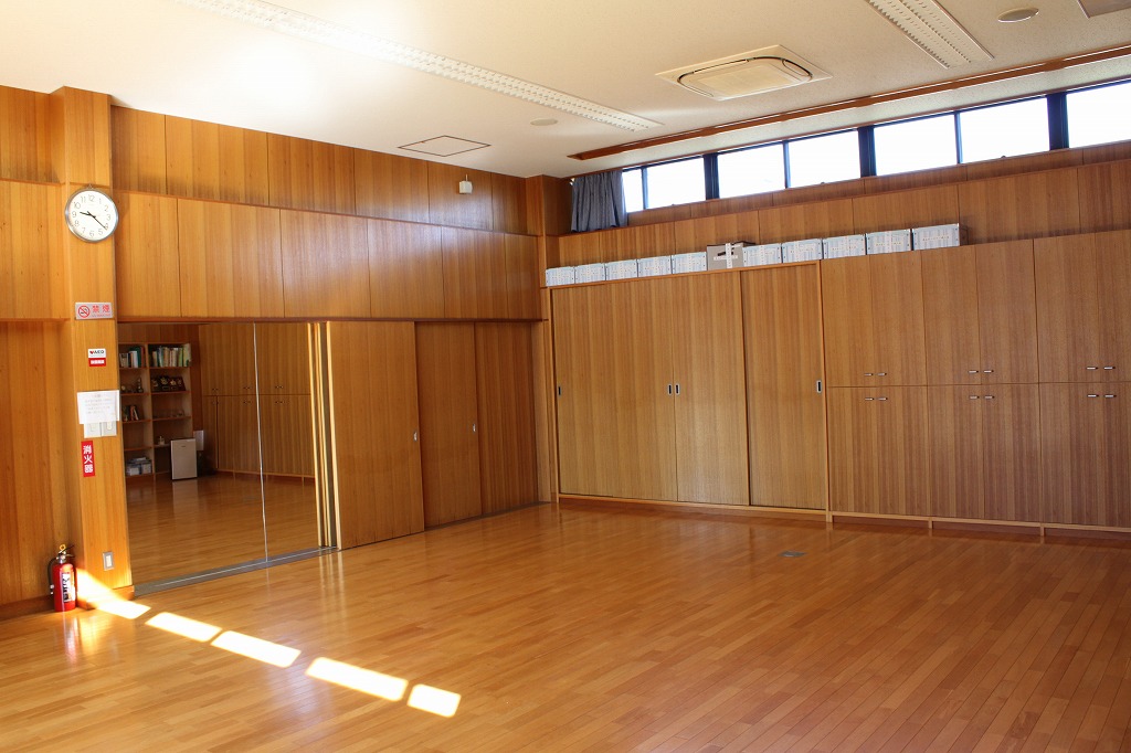 尚友ホール（利用定員目安 25人）