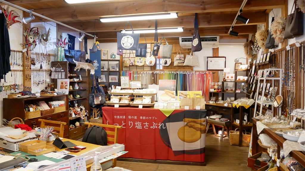 【豊田】足助にまつわる作家の作品やお土産がずらり!「足助まいど商店」