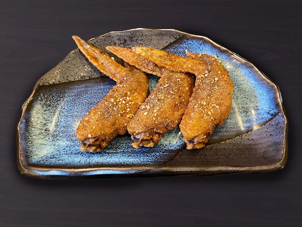 〈なにがし三大名物〉手羽先の唐揚げ（３本）