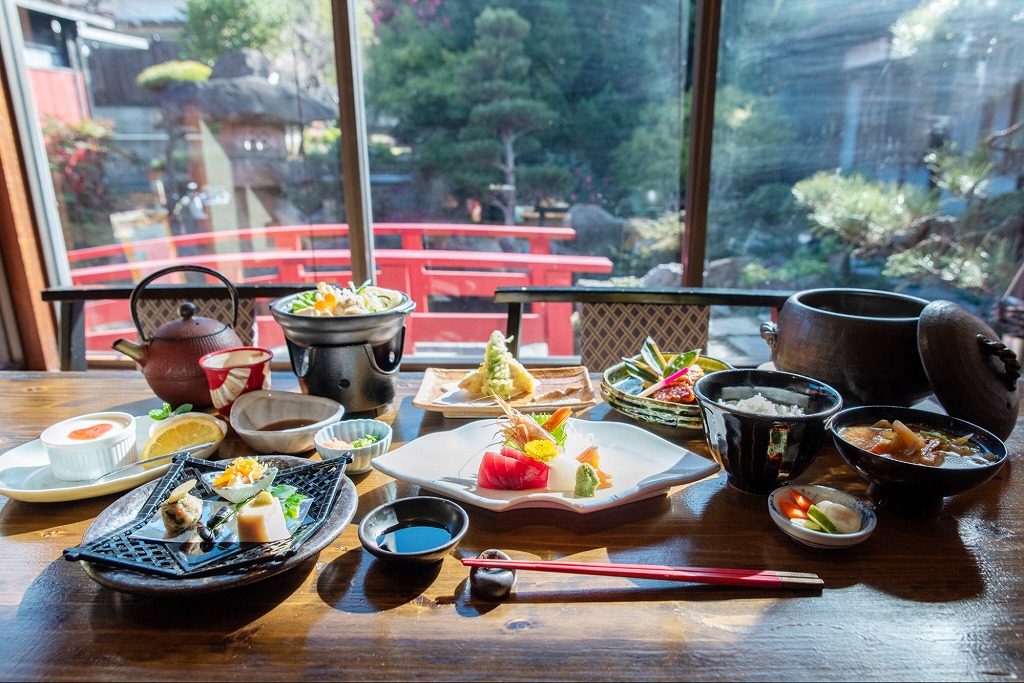 【みよし市】「懐石料理 くすのき茶屋 花屋敷」 で、季節を感じる日本庭園を眺めながら旬の食材を味わう