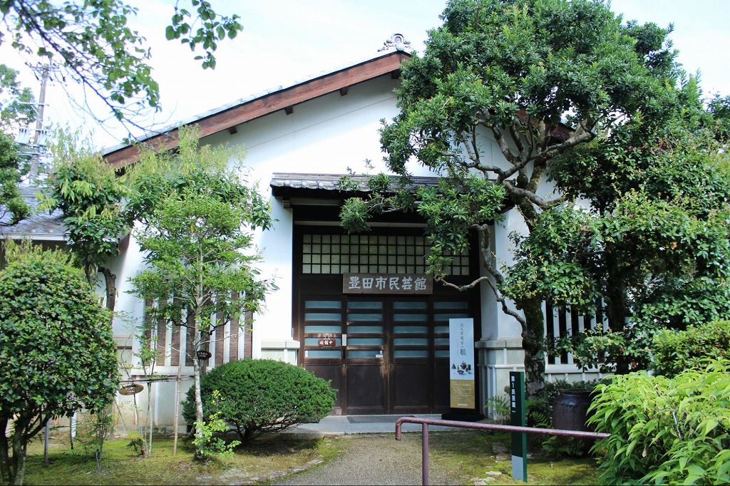 【豊田】四季折々の景色が楽しめる庭園で癒されながら、「豊田市民芸館」の美しい民芸を愛でる。