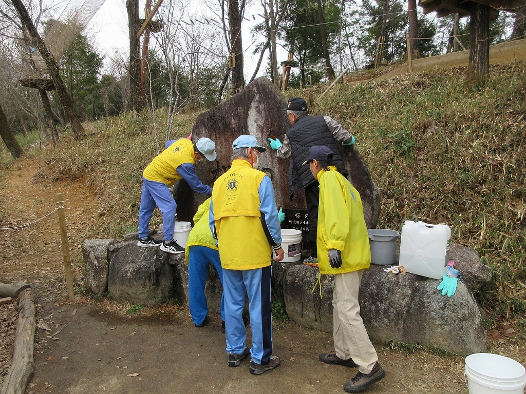 鞍ヶ池公園内にてゴミ拾いと石碑の掃除をしました。