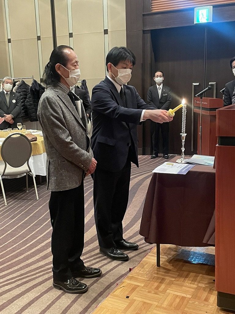 この日は新会員の入会式も行いました。
新会員のＬ小林正利がキャンドルに
ライオンズの灯を灯す。