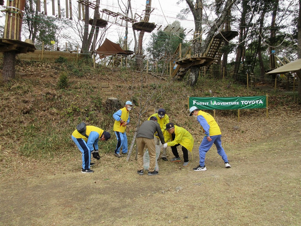 鞍ヶ池公園内にてゴミ拾いと石碑の掃除をしました。