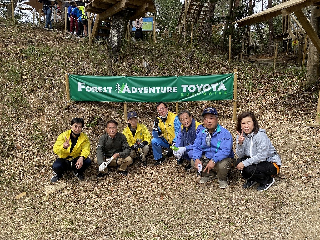 鞍ヶ池公園内にてゴミ拾いと石碑の掃除をしました。