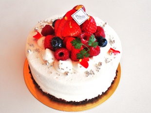 ベリーベリー

イチゴ、ラズベリー、ブルーベリーを飾り付けたベリーいっぱいのケーキです。
※前日までのご予約が必要です。
12cm：2,260 円　/　15cm：3,230円
18cm：3,800 円　/　21cm：4,600円