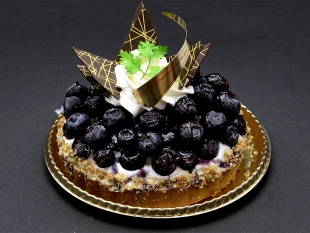 ブルーベリータルト

サクサクしたタルト生地にブルーベリーをふんだんに盛り付けました。
※前日までのご予約が必要です。
12cm：2,200円　/　15cm：3,100円
18cm：3,560円　/　21cm：4,200円
24cm：5,040円