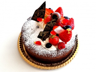 クラシックショコラ

チョコレートとメレンゲの生地を合わせて、しっとりふわふわに焼き上げたショコラケーキです。
「ガトーショコラ」などとも呼ばれます。
※前日までのご予約が必要です。
15cm：2,520 円　/　18cm：3,020円