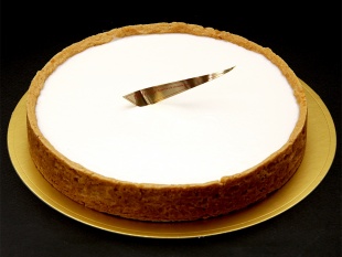 レアチーズ

濃厚なチーズの味がするチーズケーキの王様です。
※前日までのご予約が必要です。
21cm：3,960円