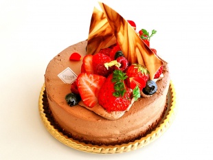ショコラベリー

濃厚なチョコレートケーキにベリーをふんだんに盛り付けて飾ります。
※写真と飾りが異なることがございます。
※前日までのご予約が必要です。
12cm：2,260 円　/　15cm：3,230円
