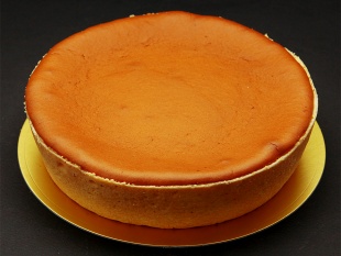 チーズケーキ

ヴァイスベーレンの人気商品「チーズケーキ」
生クリームが苦手な方にもお勧めです。
※前日までのご予約が必要です。
18cm：3,300円【飾りつけ】
生クリームの飾り：+220円
生クリーム+いちご：+540円