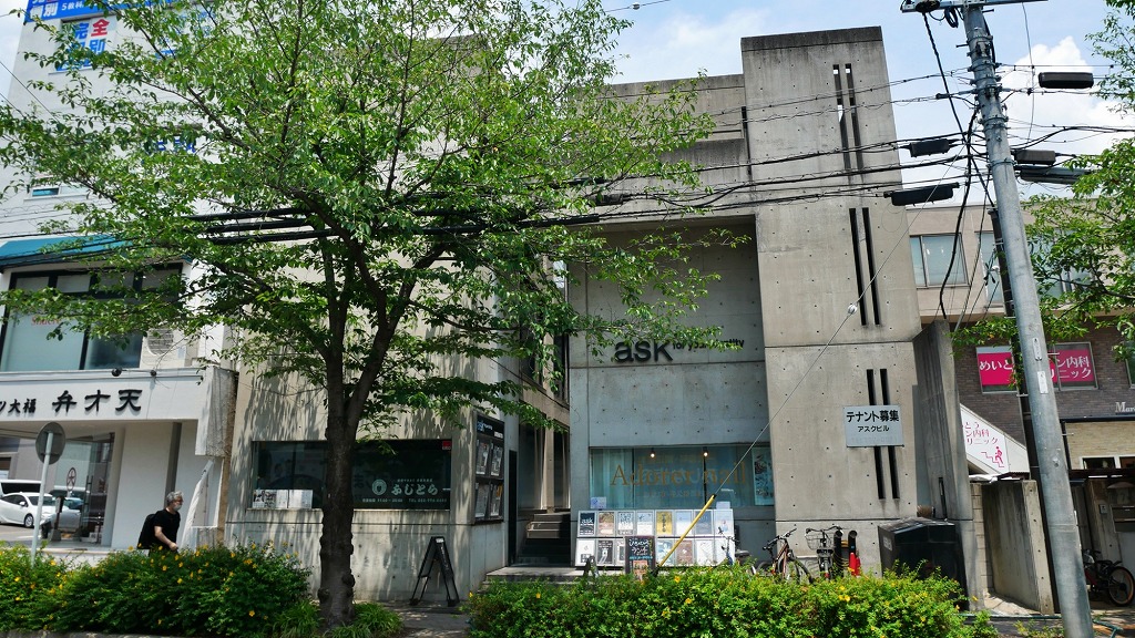 FREAK COFFEE ROASTERSは藤が丘駅近くのASKビルの2階にあります。