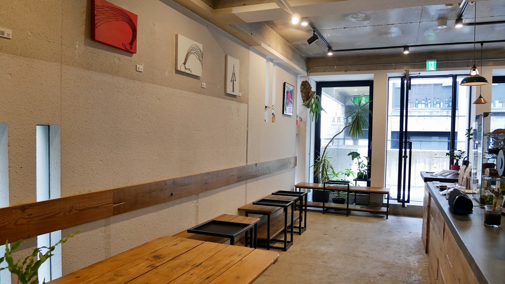 店内は大きなテーブルやベンチなどが並び、好きな場所でコーヒーを味わえます。