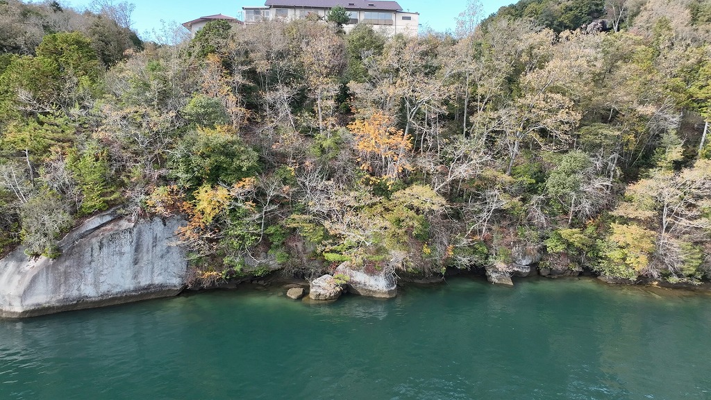 恵那峡に立ち並ぶ奇岩　画像：一般社団法人岐阜県観光連盟