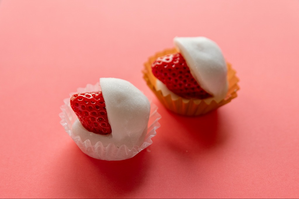 左：「いちご大福」1個300円（税込）、右：大きないちごを使用した「特大いちご大福」1個360円（税込）。