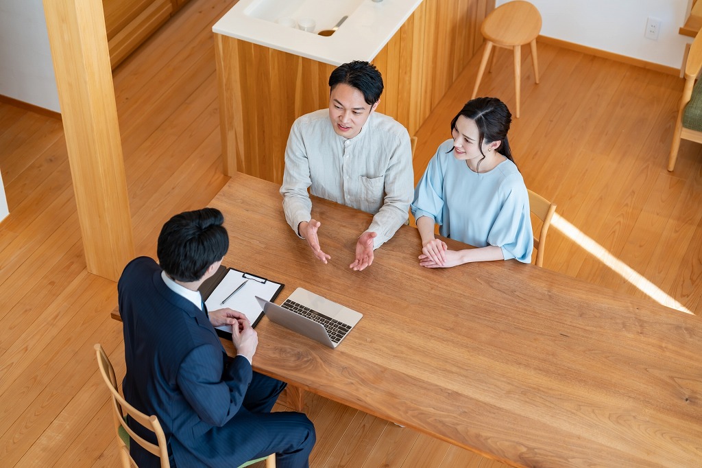 家造りについて相談する夫婦のイメージ画像