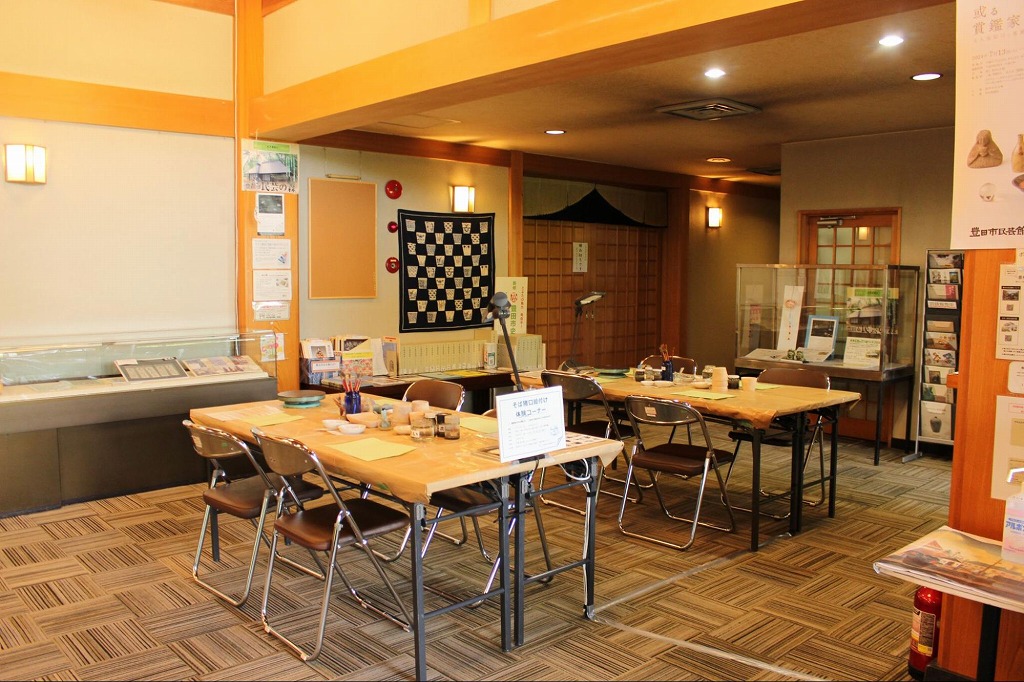 第3民芸館では常設展示のほか、企画展や夏休み期間中のイベント、糸紡ぎ手織り講座が開催されています。