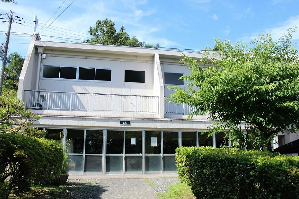 ガス窯陶芸講座、絞り染め・藍染め講座、とんぼ(ガラス工芸)講座などの講座が開催されている工房。