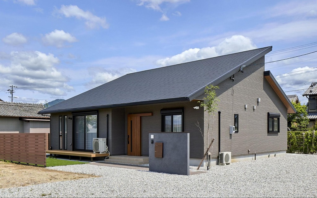 段違い屋根を利用し機能性と居住性を高めるサーラ住宅の平屋住宅