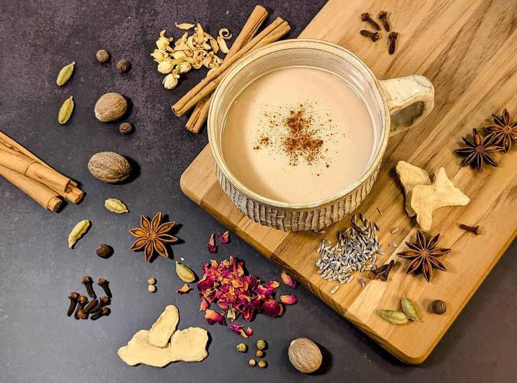 紅茶とスパイスをじっくり煮出してつくる「チャイ」。1杯ずつ仕上げるため、お好みに合わせて調整も可能です。