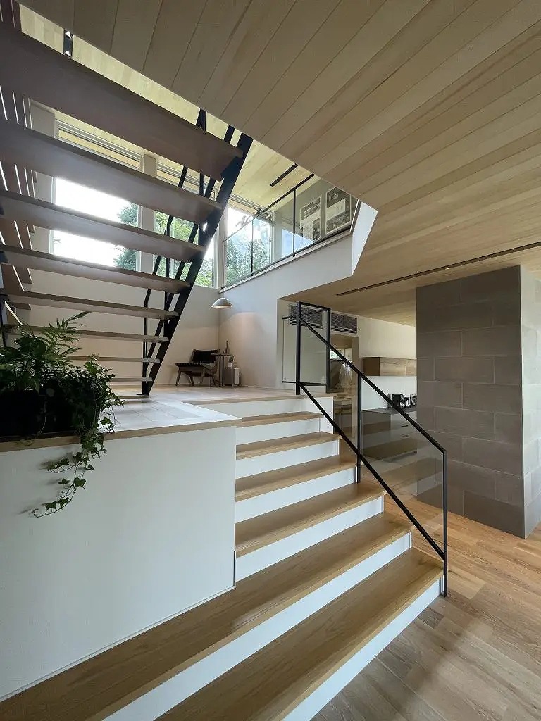 スキップフロアには吹抜の窓から光が降り注ぎ、＋αの生活を演出します