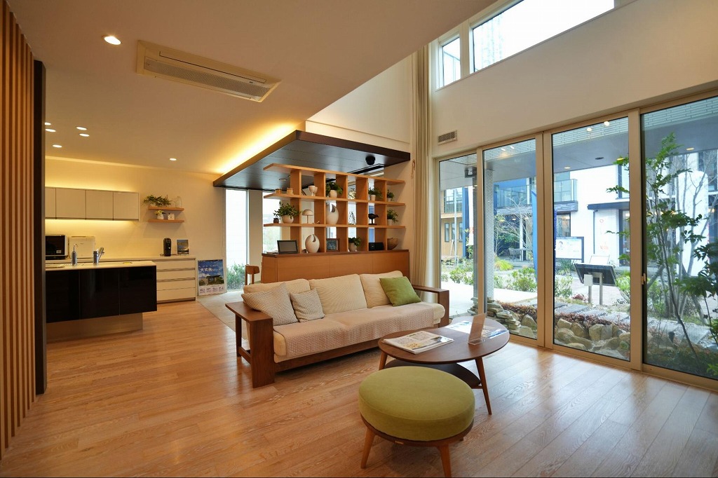 家族が集まるアイランドキッチンを中心に、自然を感じられるリビング。ダイニング・カフェテラスもつながっていて家事動線も考慮されています