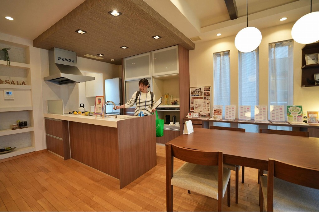 機能性とデザイン性を両立した、温かみのあるキッチン