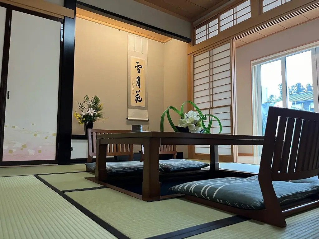 縁側のある和室は、懐かしさを感じる趣深い空間です