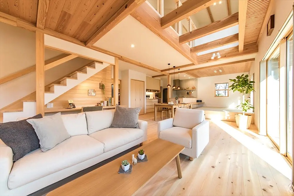 木のぬくもりあふれるリビング。どこにいても家族の気配を感じられます