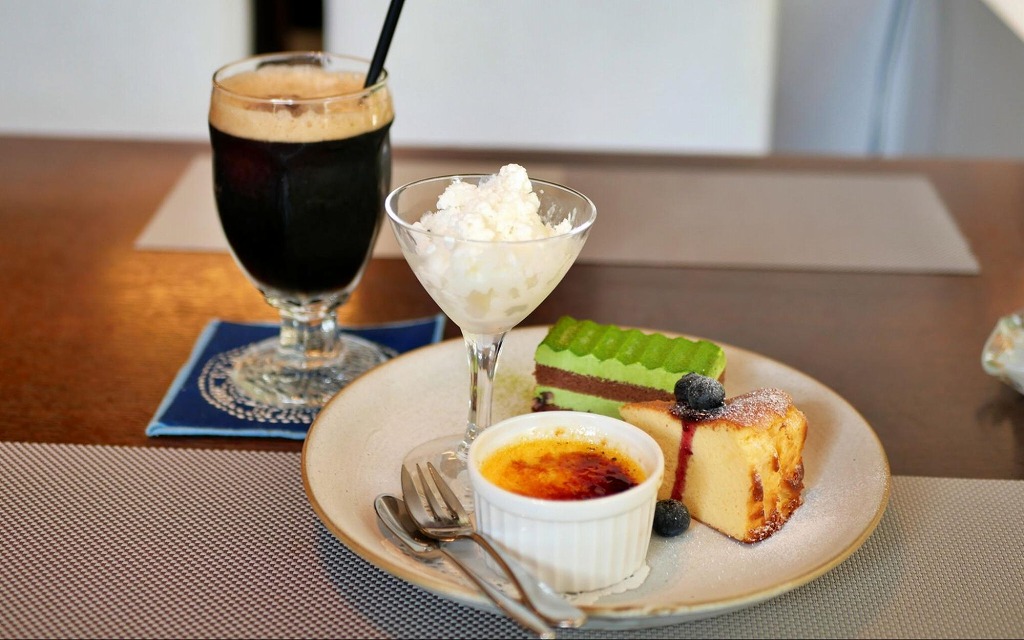 コーヒーとスイーツ4種盛り