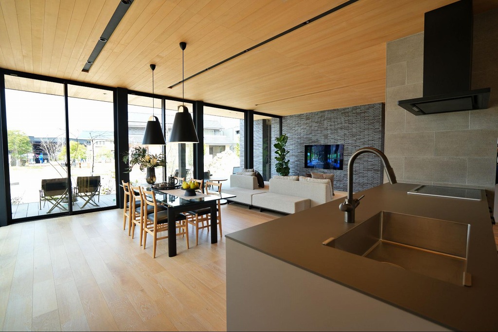 37.1帖の広々としたLDK。大開口でつながる軒下もあり、自然と一体になるような大空間