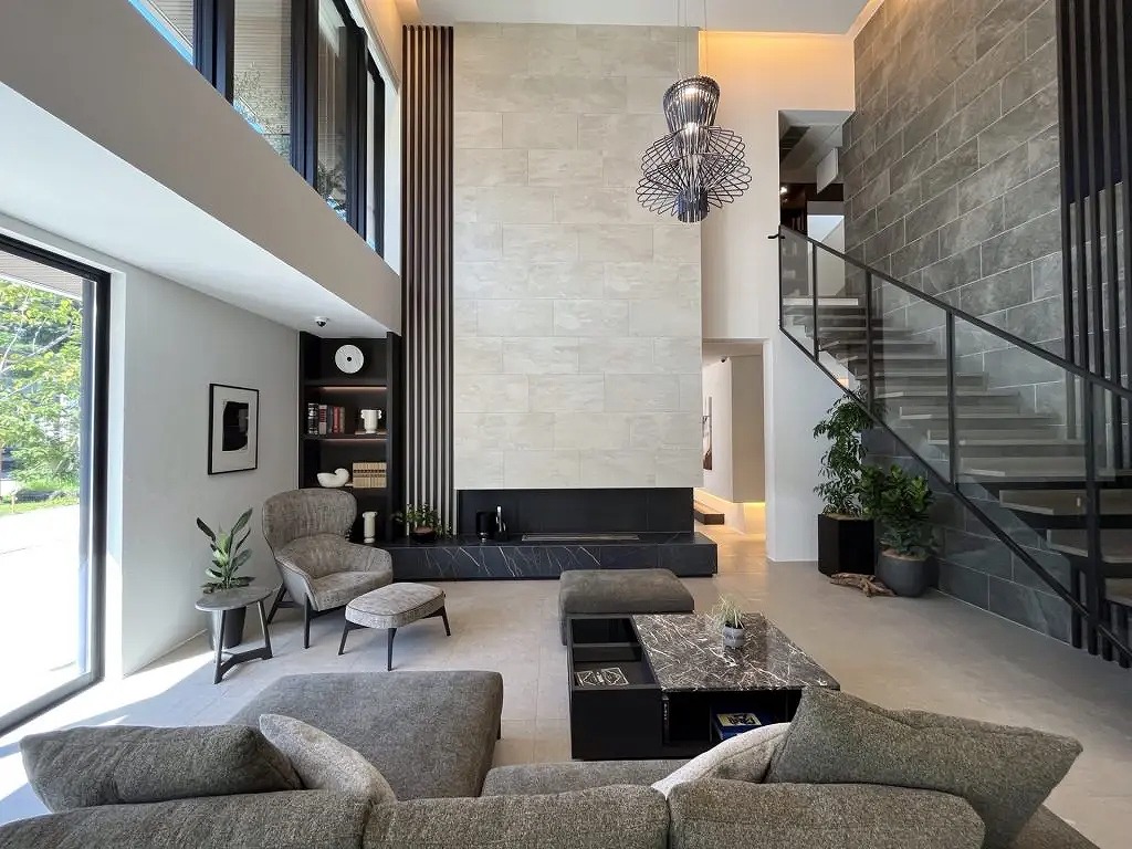 リビングは天井高約6mの圧倒的な大空間