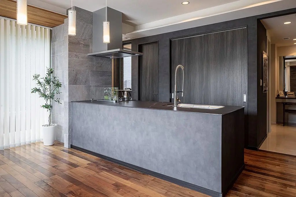 天然御影石のキッチンカウンターは高級感あふれる雰囲気。耐久性、耐熱性に優れ、汚れのつきにくいセラミックを使用しています