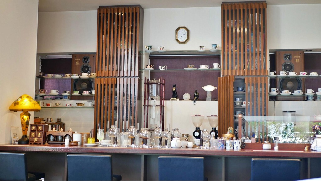 サイフォンやアンティークなインテリアが並ぶカウンター