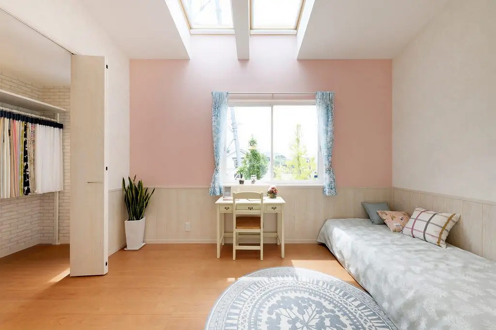 天窓から明るい光が差し込み、開放感のある子ども部屋