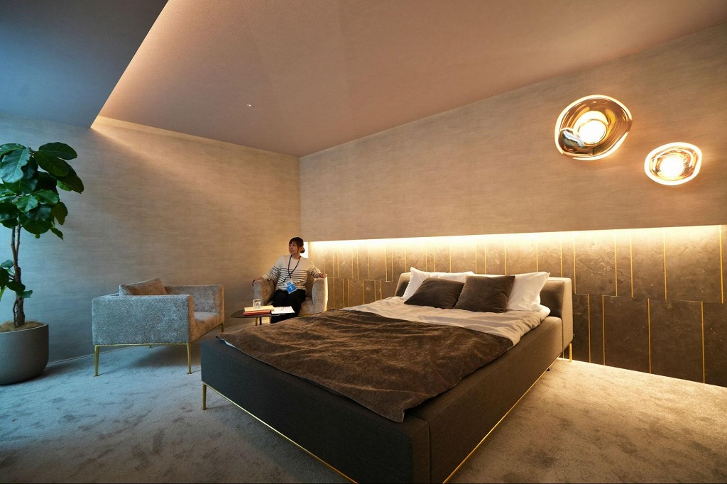 高級ホテルのようなベッドルーム。ウォークインクローゼットとつながっていて便利