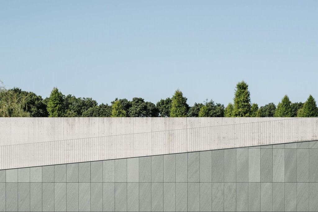 上段の庭園と下段の庭園をつなぐスロープ　画像提供：豊田市美術館