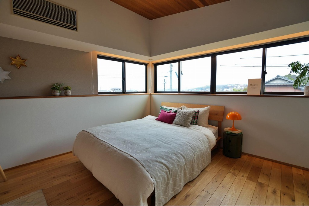 プライベートを守りながらも外を感じられる寝室