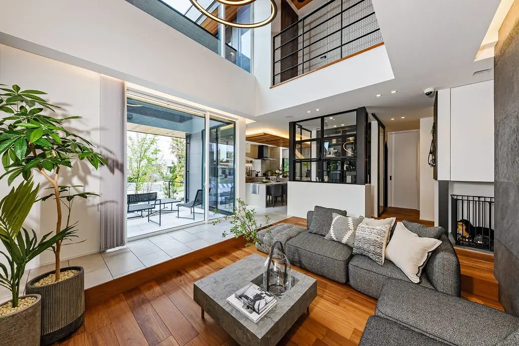 アウトドアリビングとして楽しめる吹き抜けのテラス