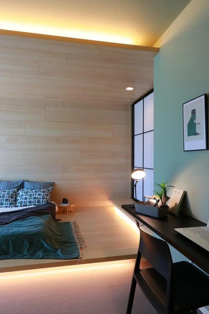 夫婦のプライベート空間は、コーブ照明の落ち着いた明かりが心地良さを演出。ワイドなカウンターはメイクや在宅ワークに活用できます