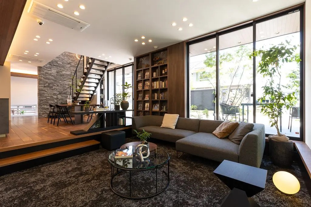 天井高3m8cm、たっぷりの採光や心地良い風を感じながら、外とのつながりを楽しめるリビング。