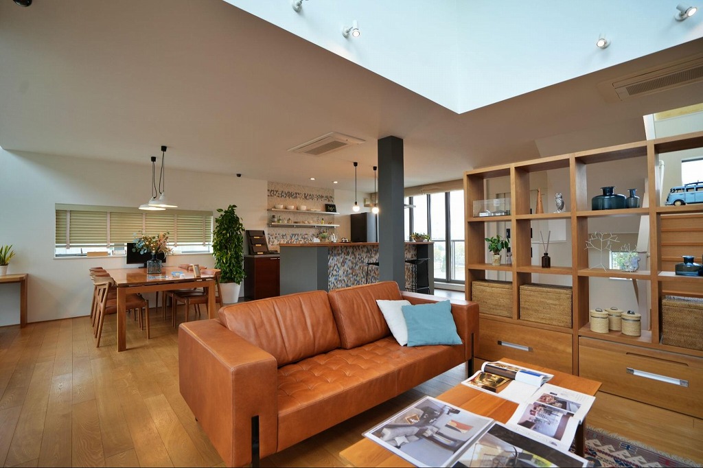 明るく開放感のある吹き抜けのリビング（2階）