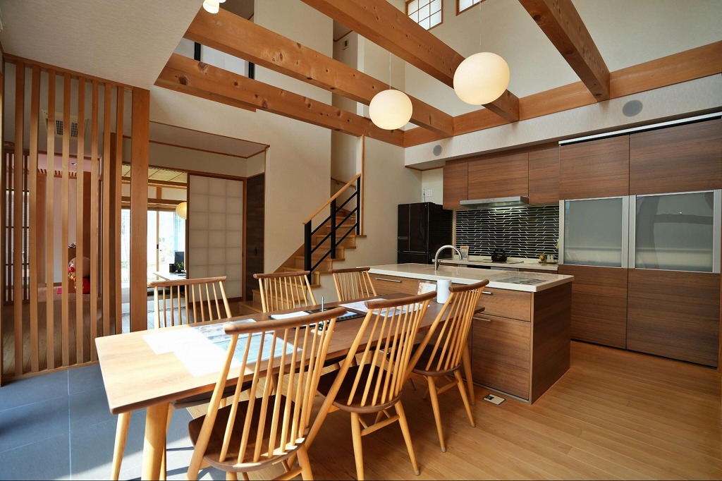 吹き抜けには梁があり、日本家屋らしさを感じられます