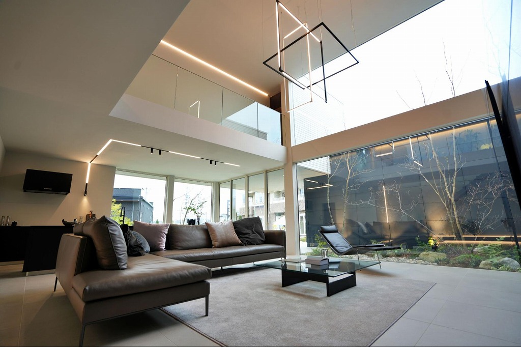 プライバシーを守りながら外の自然に癒される中庭