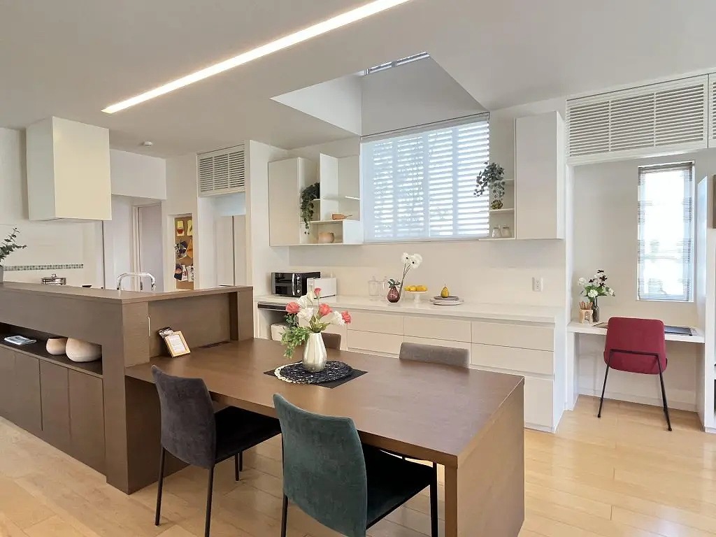 家事動線が考慮されたキッチン。子どもの勉強や仕事に使えるスペースも完備