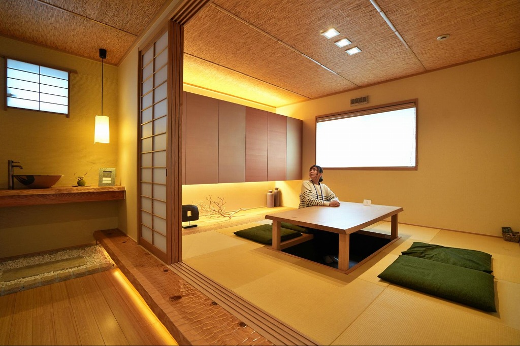 大きな窓と掘りごたつ、間接照明のある和室は、格式高い料亭のような雰囲気