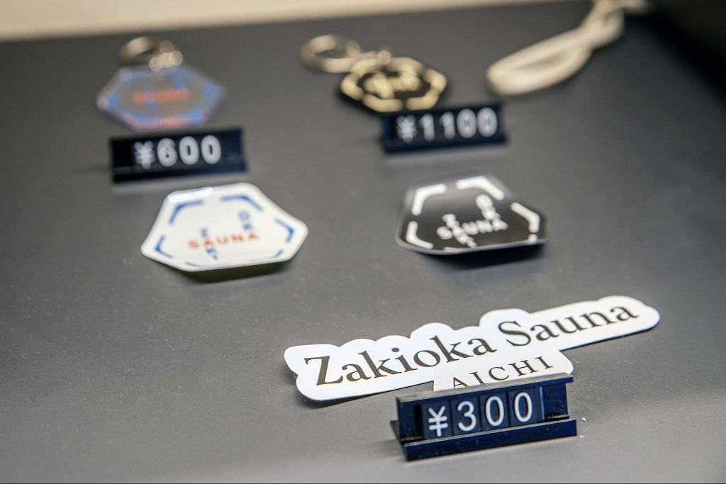 シールやキーホルダーは、仲間とおそろいにするのも◎。